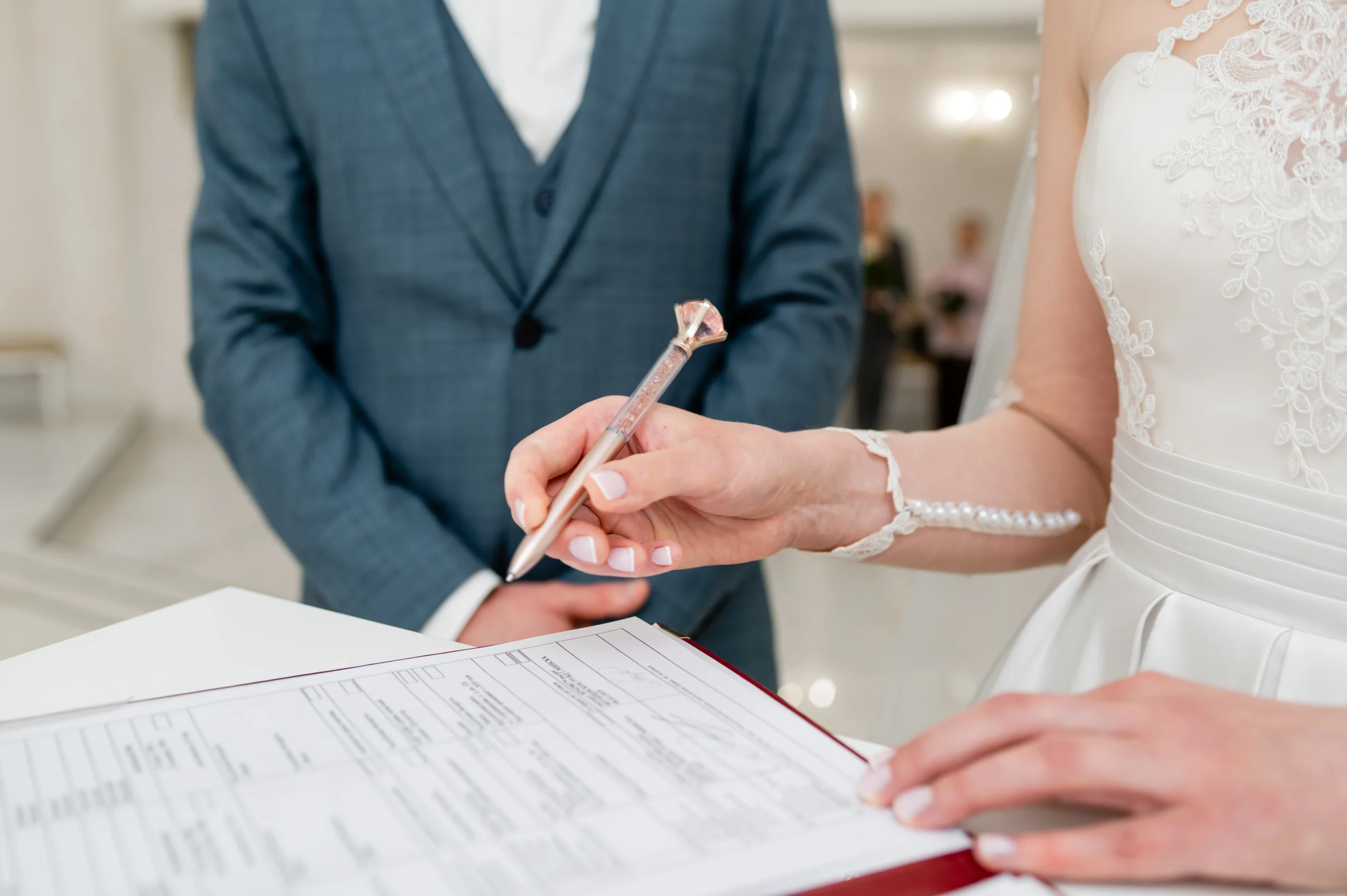 Novia firmando certificado de matrimonio en su boda