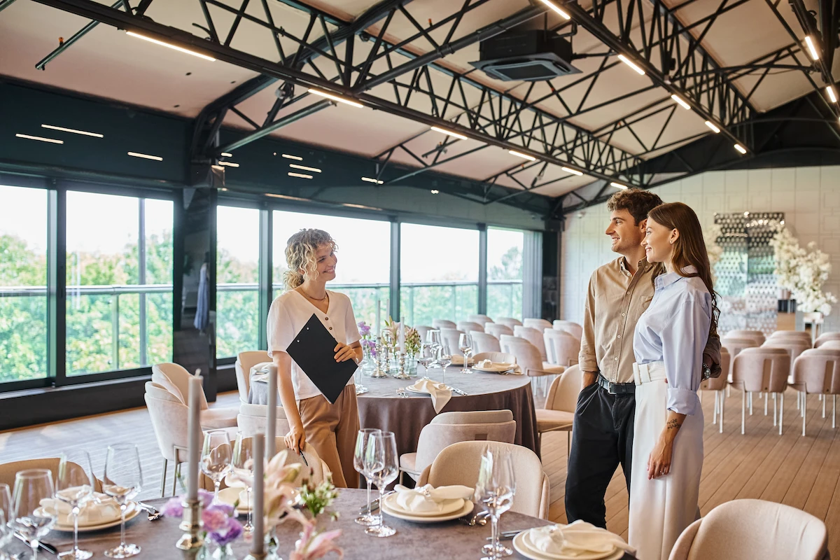 Pareja planificando su presupuesto de boda con una organizadora de eventos