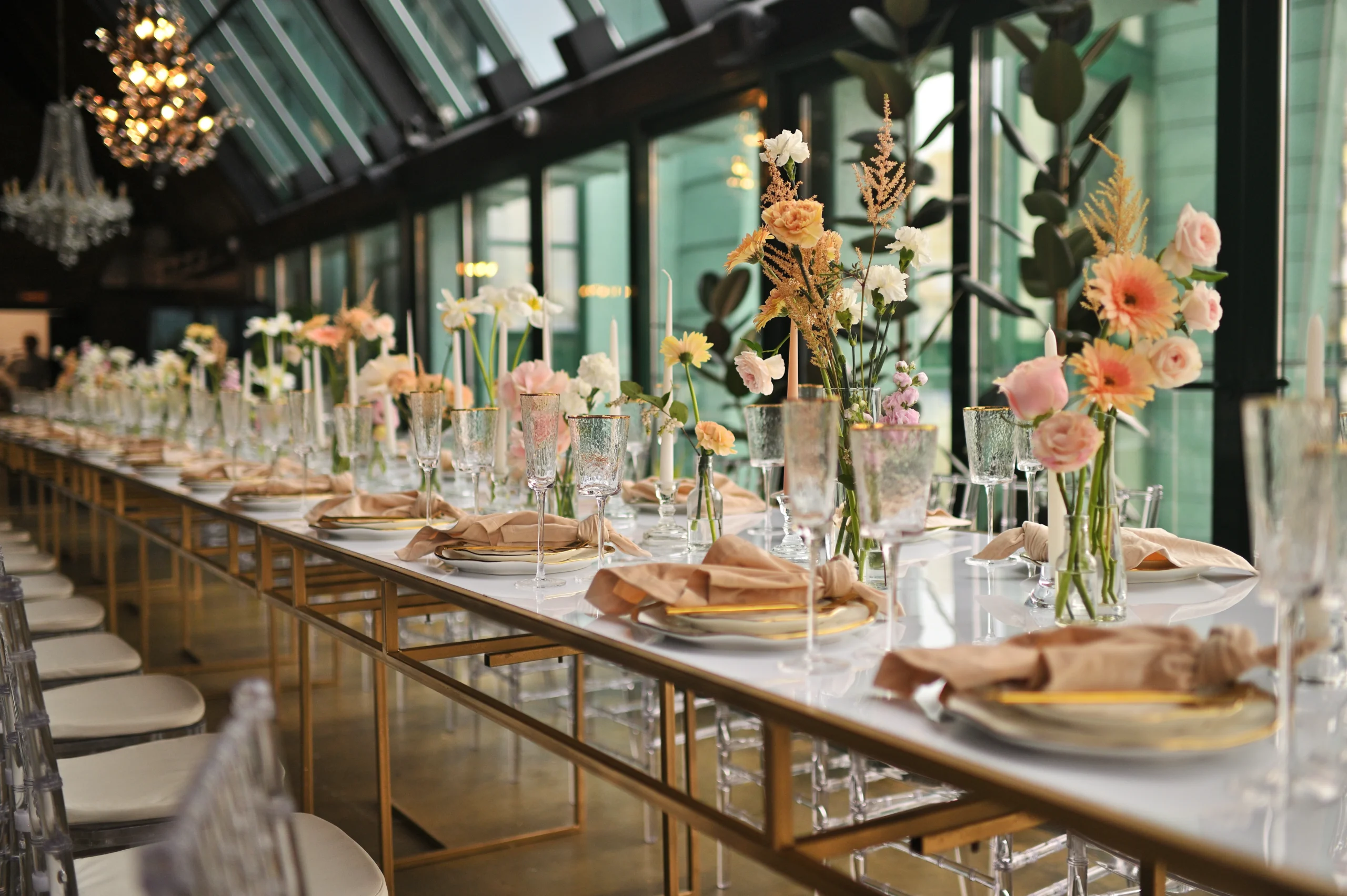 elegant-table-setting-with-floral-arrangements-for