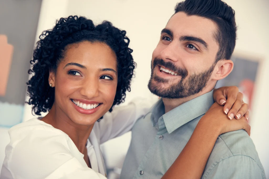 Pareja de novios abrazándose al planificar su futuro juntos